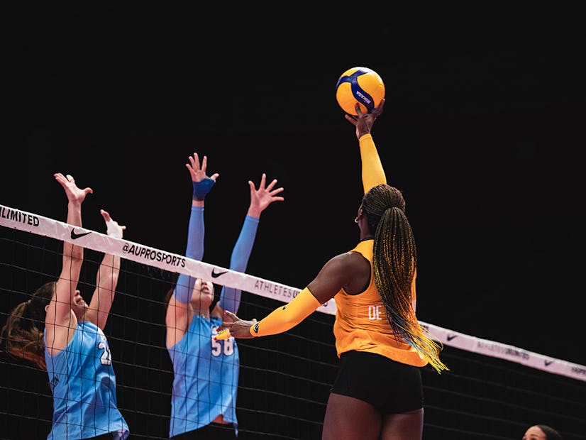 Bethania De La Cruz tips the volleyball over the net.