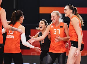 Alli Linnehan celebrates with teammates