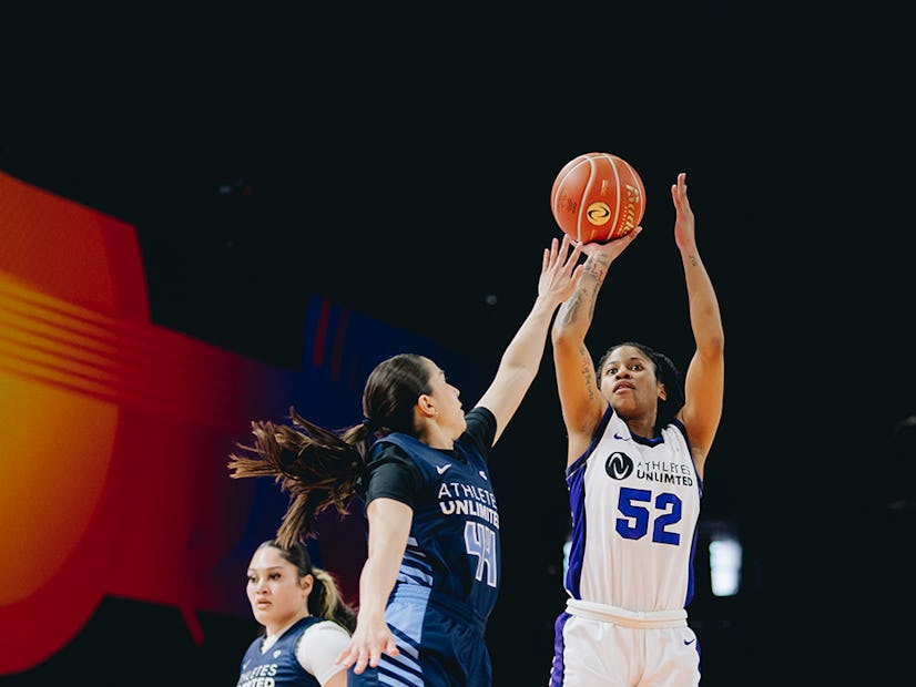 Tyasha Harris scored 20 points as Team Caldwell completed a comeback victory against Team Harrison to close Week Three.