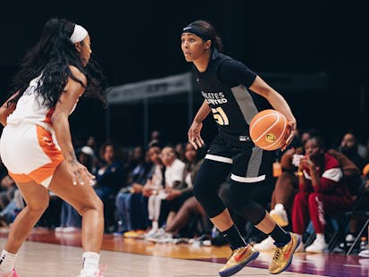 Sydney Colson dribbling the ball